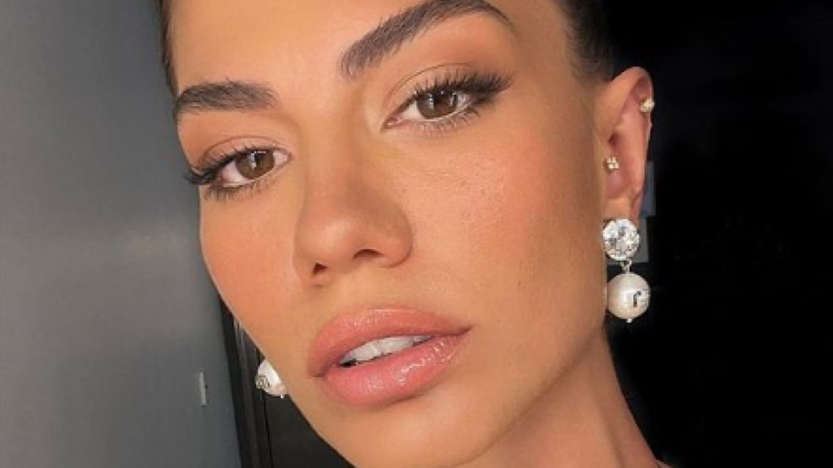 Demet Ozdemir sfoggia tre abiti da sposa da mozzare il fiato!