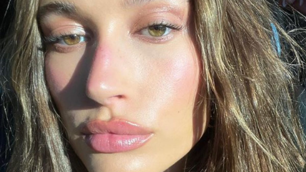 Hailey Bieber fa impazzire tutti con il suo nuovo gloss, anche l’amica Bella Hadid!