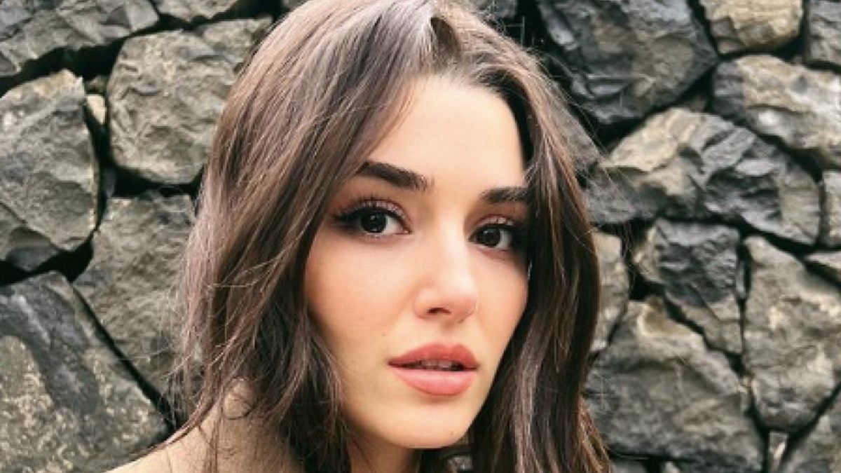 Hande Ercel cambia look: spunta una Foto assurda della bellissima attrice