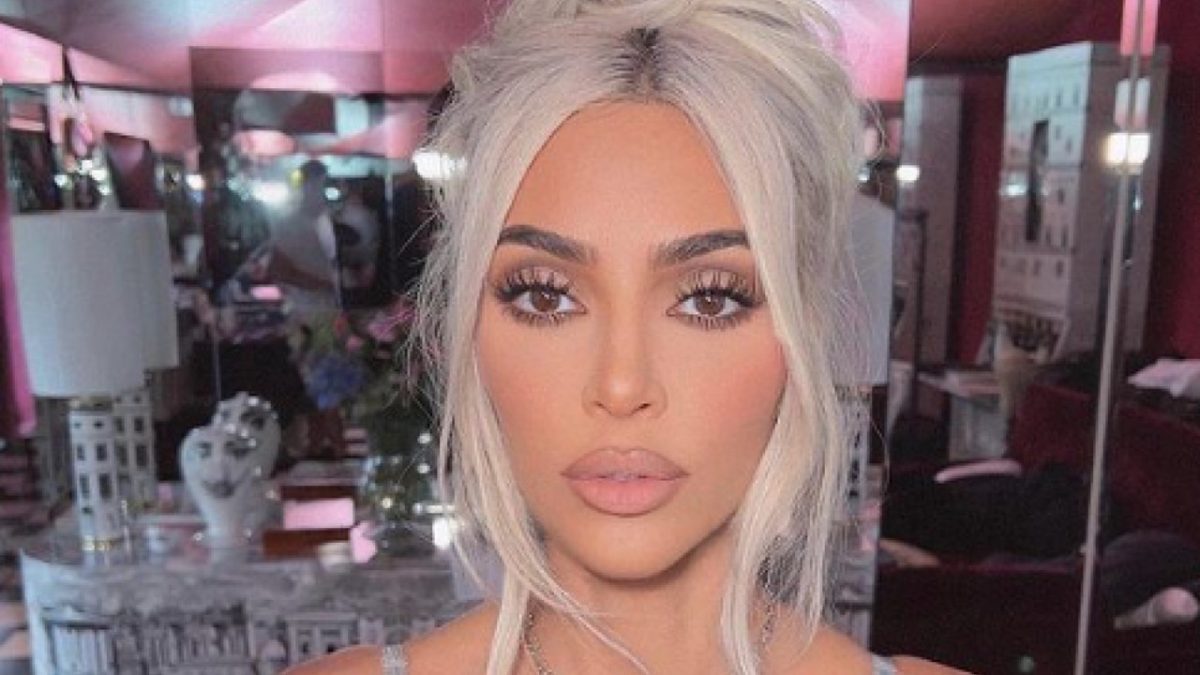 Kim Kardashian disegna le nuove, costose, auricolari Apple