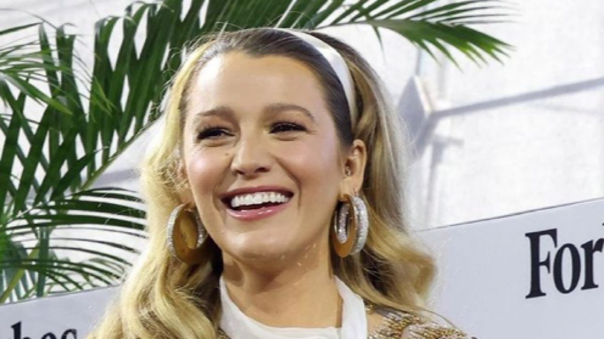 Blake Lively incinta, l’annuncio nell’abito mozzafiato di Maison Valentino