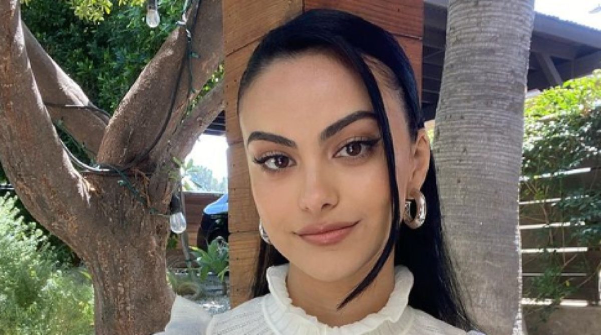 Camila Mendes sceglie Versace per la première del suo ultimo film