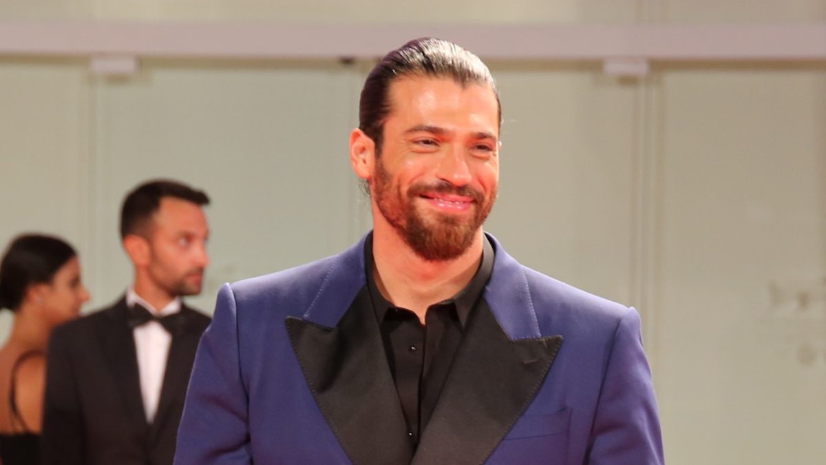 Can Yaman in Dolce&Gabbana a Venezia, disagio per la richiesta bollente (FOTO)