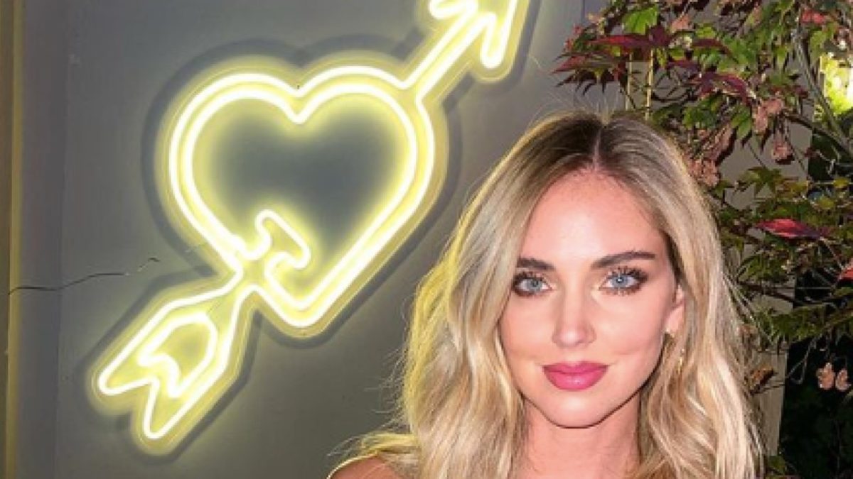 Chiara Ferragni stupisce, copricapezzoli oro e seno in mostra