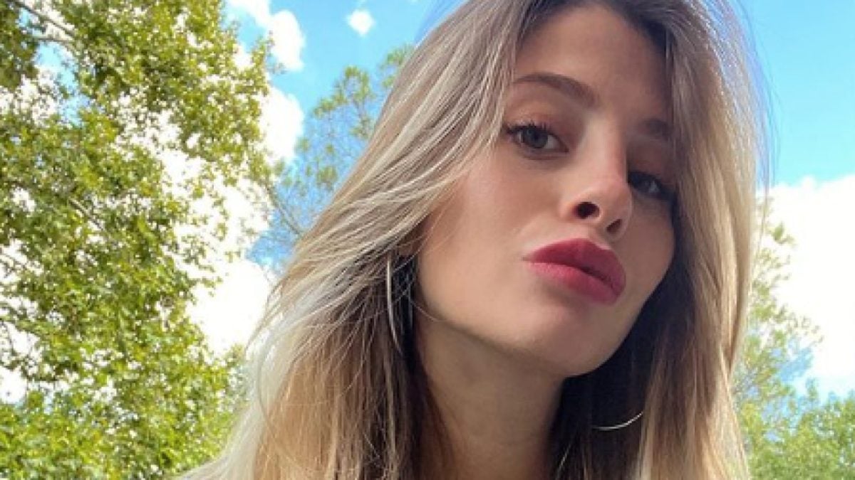 Chiara Nasti mostra i nuovi stivali del suo brand