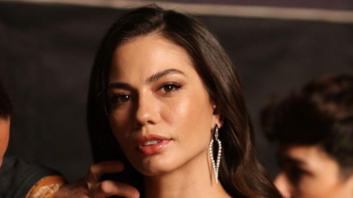 Demet Ozdemir sfoggia un look particolare per il red carpet di Disney+