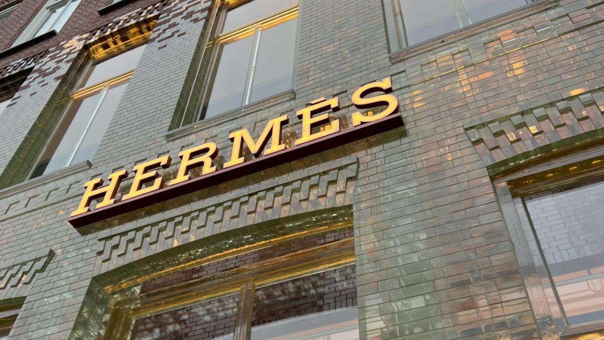 5 Sciarpe firmate Hermès per affrontare l’inverno con charme