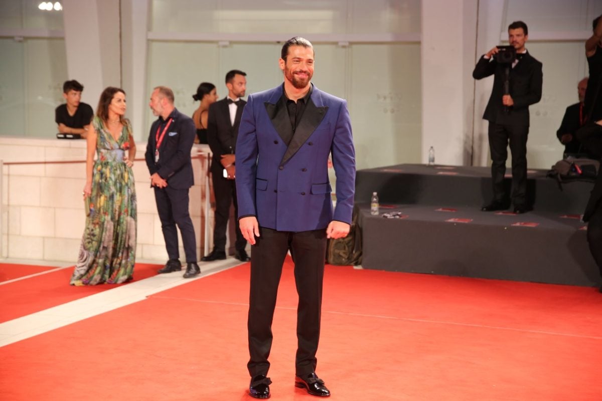 Galleria foto 'Can Yaman in Dolce&Gabbana a Venezia, disagio per la richiesta bollente (FOTO)' - foto 1
