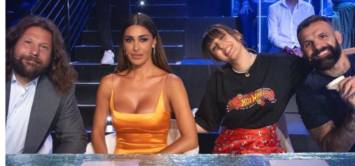 Belen Rodriguez a Tu sì que vales, il look audace e sgargiante: brand e prezzo