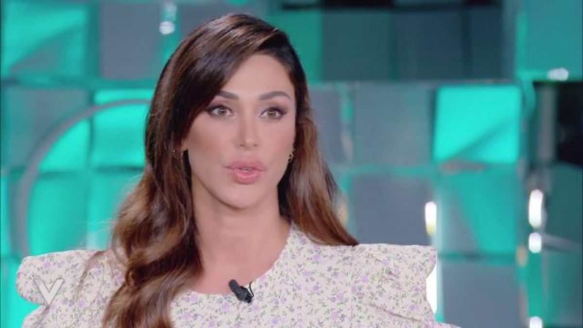 Belen Rodriguez a Verissimo con l’abito del suo nuovo brand