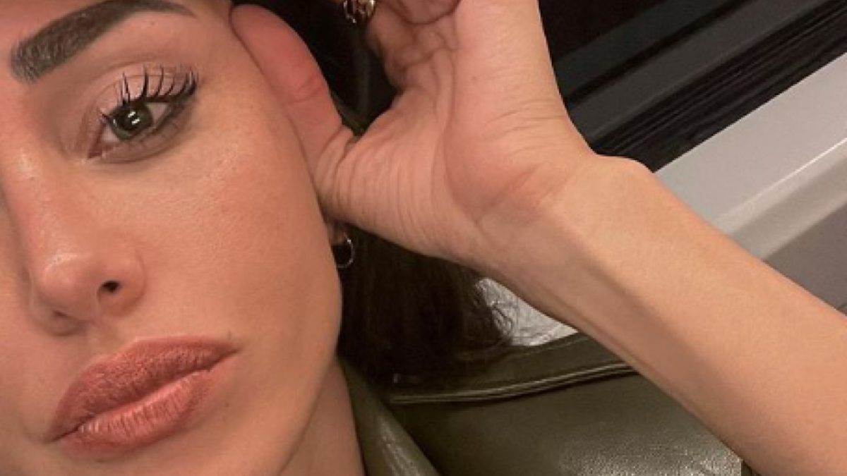 Belen Rodriguez, la passione per gli accessori Prada (FOTO)