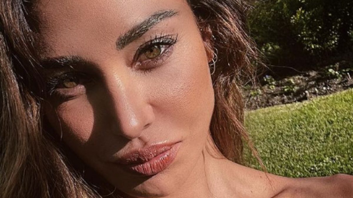 Belen Rodriguez mostra il geniale Piumino Hinnominate