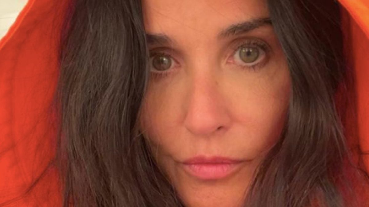 Demi Moore mostra le gambe nude su Instagram: l’attrice non teme l’età