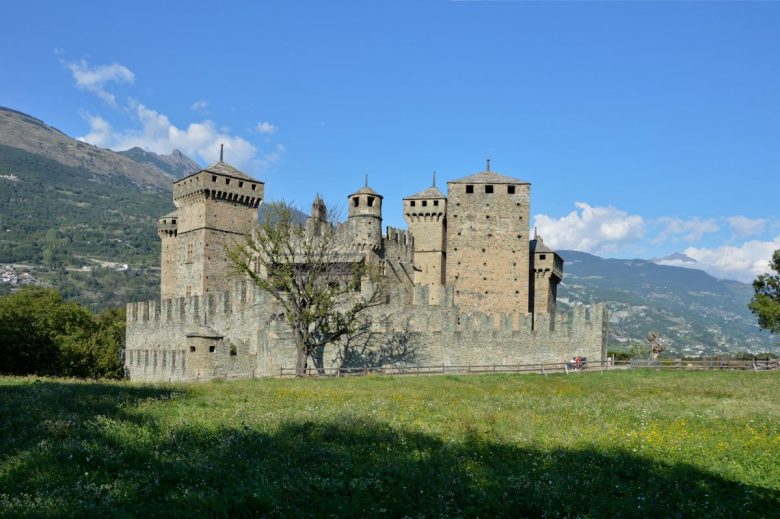 fenis castello borgo