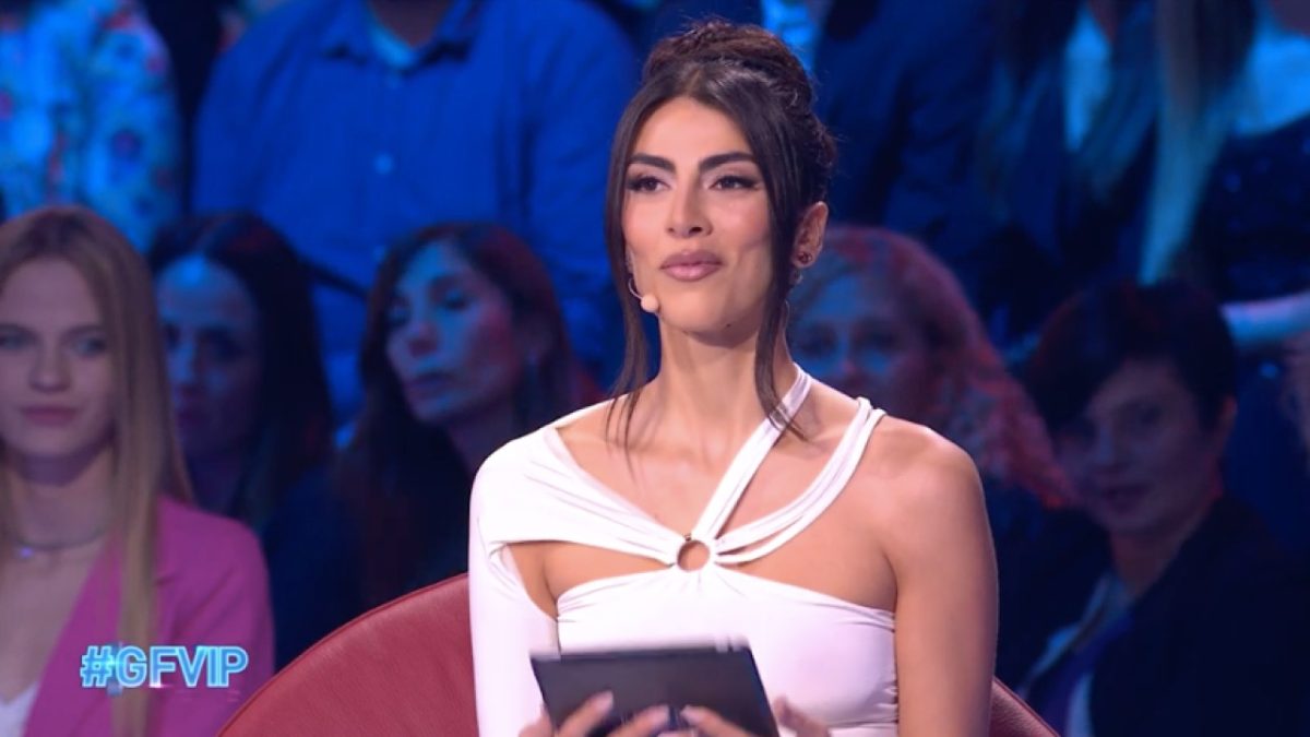 Giulia Salemi, look total white per la puntata del Grande Fratello Vip