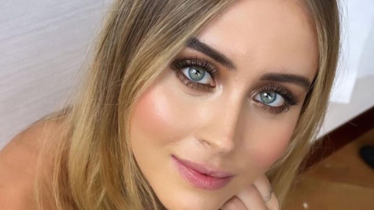 Valentina Ferragni mostra le curve, l’abito audace a Parigi