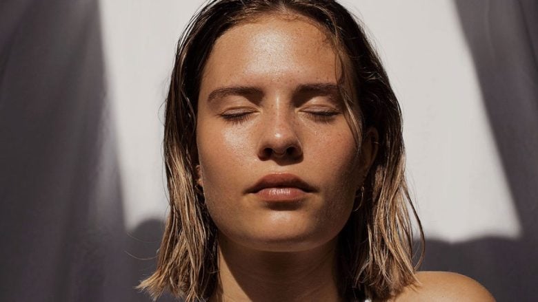 I Sieri Viso e Corpo effetto glow che donano alla pelle luce e idratazione in un solo gesto
