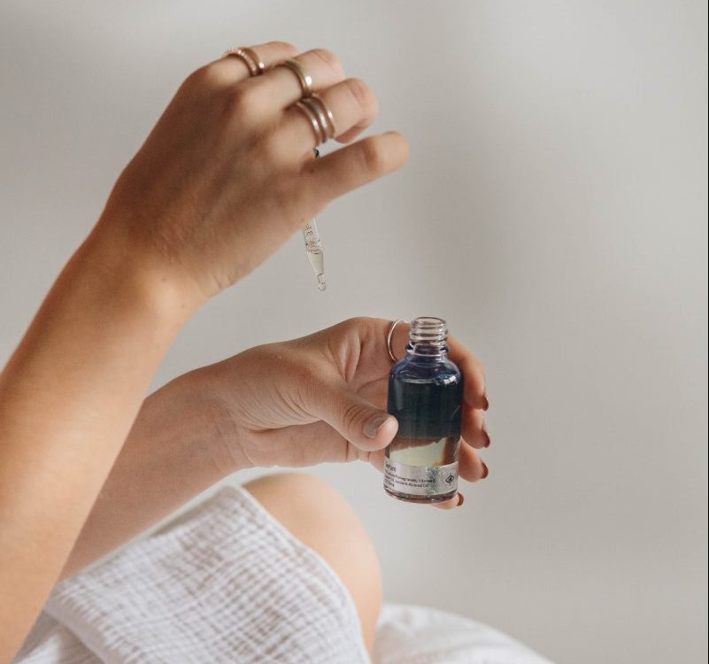 Galleria foto 'Oli naturali per la skincare viso: 5 prodotti per una pelle nutrita e luminosa' - foto 7