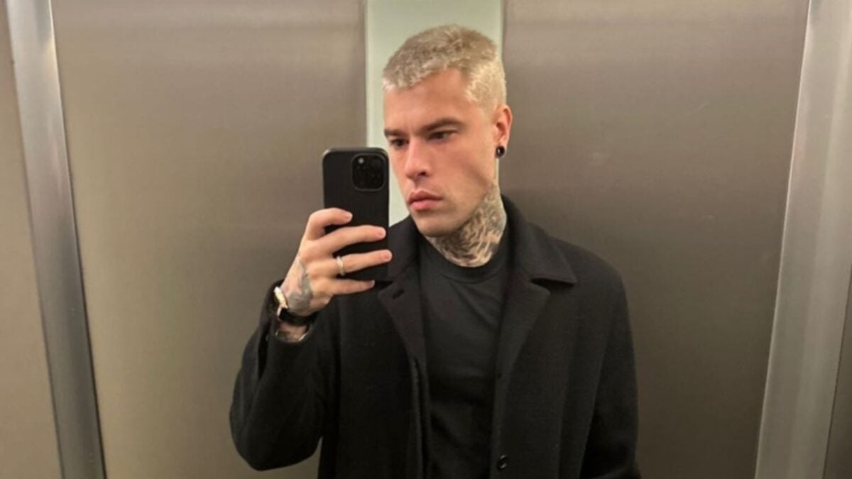 Fedez, drastico cambio di look: è di nuovo biondo!