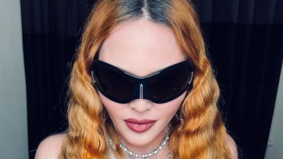 Madonna nasconde il seno dietro una Balenciaga da più di 2.000 Euro