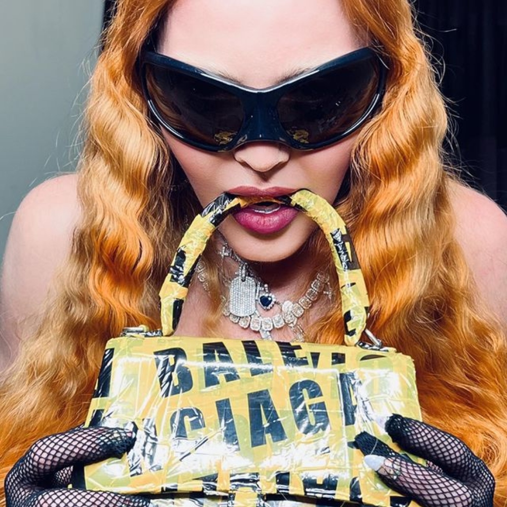 Galleria foto 'Madonna nasconde il seno dietro una Balenciaga da più di 2.000 Euro' - foto 2