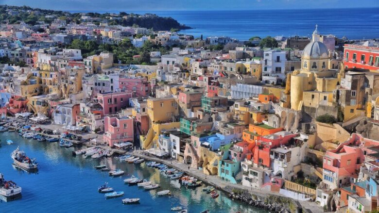 Procida borgo colorato