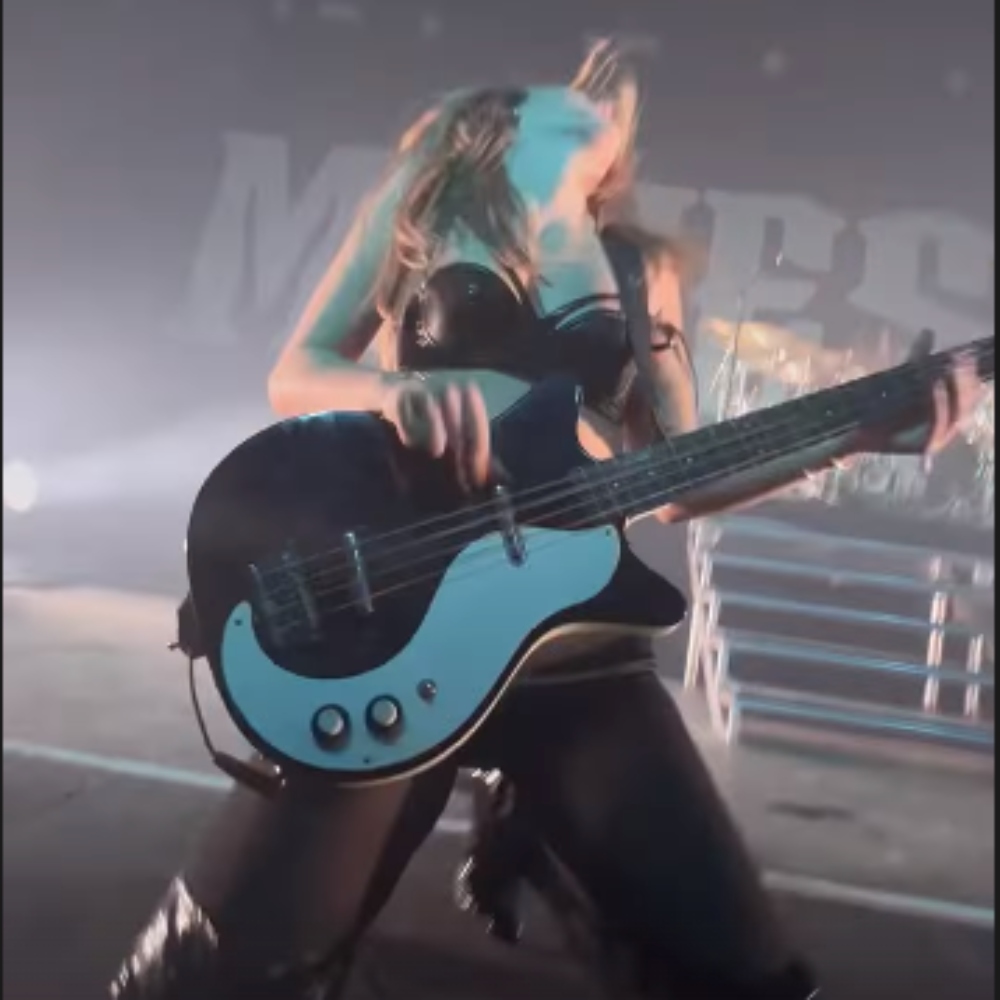 Galleria foto 'Victoria dei Maneskin, sotto al blazer l’intimo provocante' - foto 2