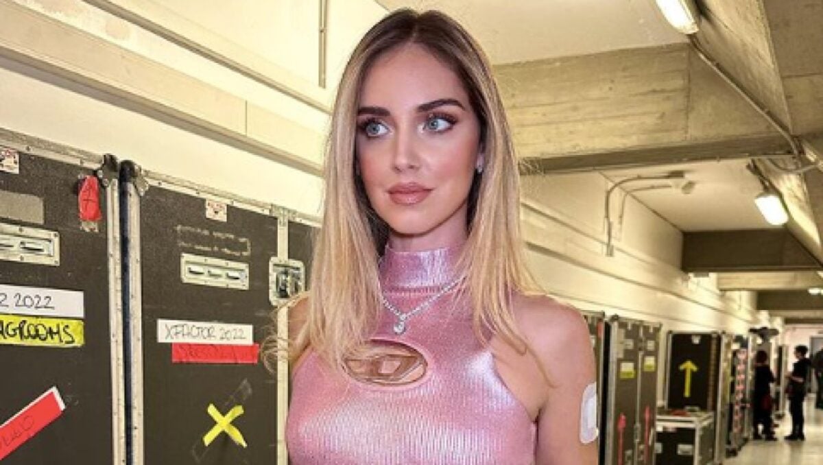 Chiara Ferragni con mini-dress e calze a rete: look audace per la Finale di X Factor