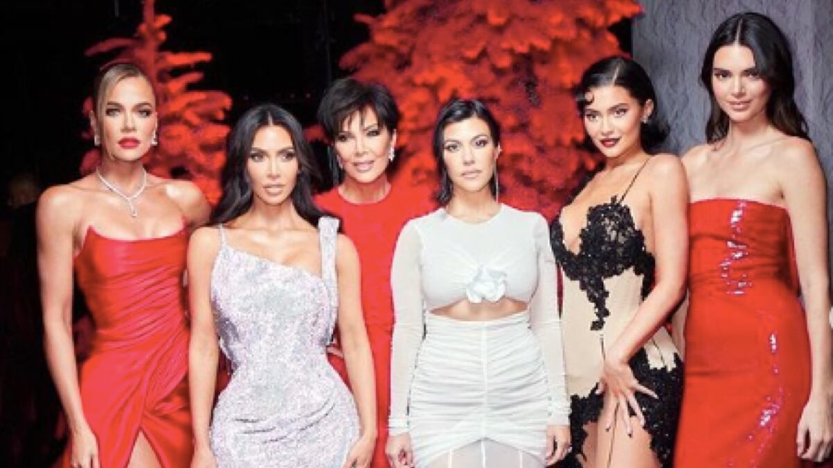 Kim Kardashian e le sorelle, ecco i costosi e meravigliosi outfit di Natale (FOTO)