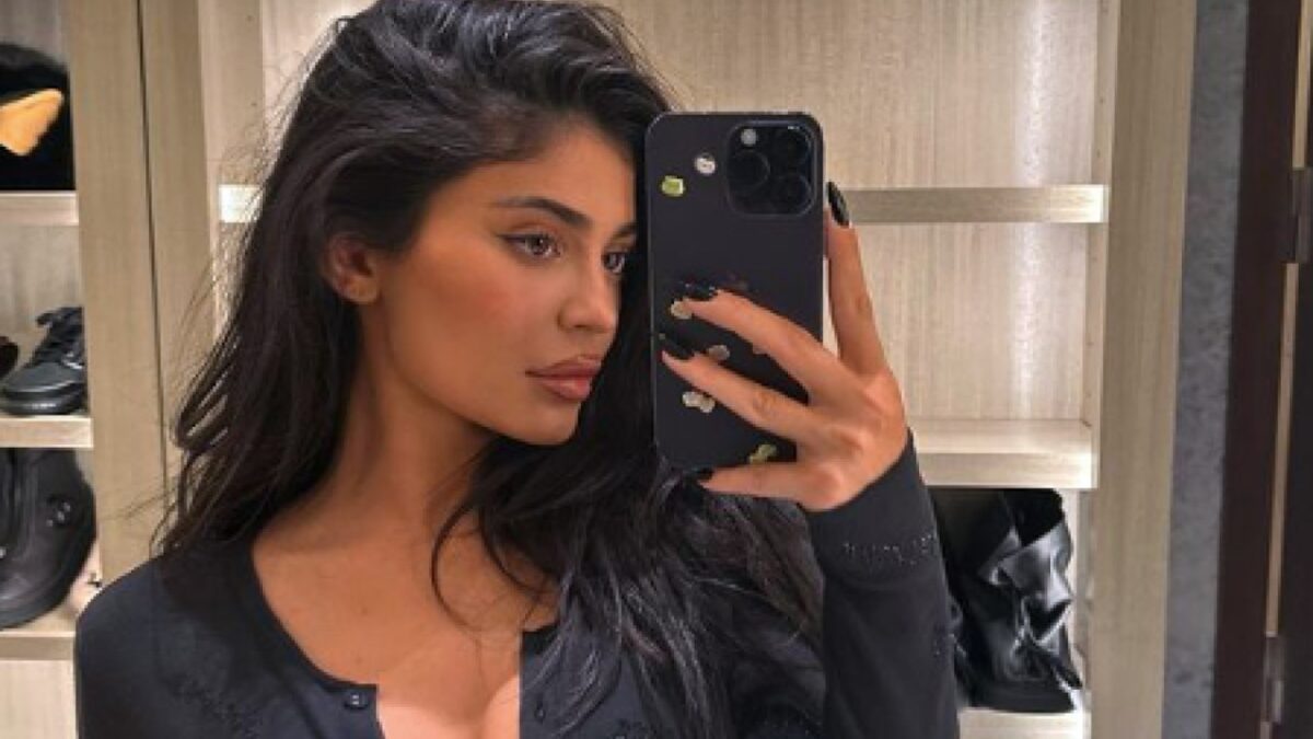 Kylie Jenner tra la neve in costume da bagno e pose provocanti