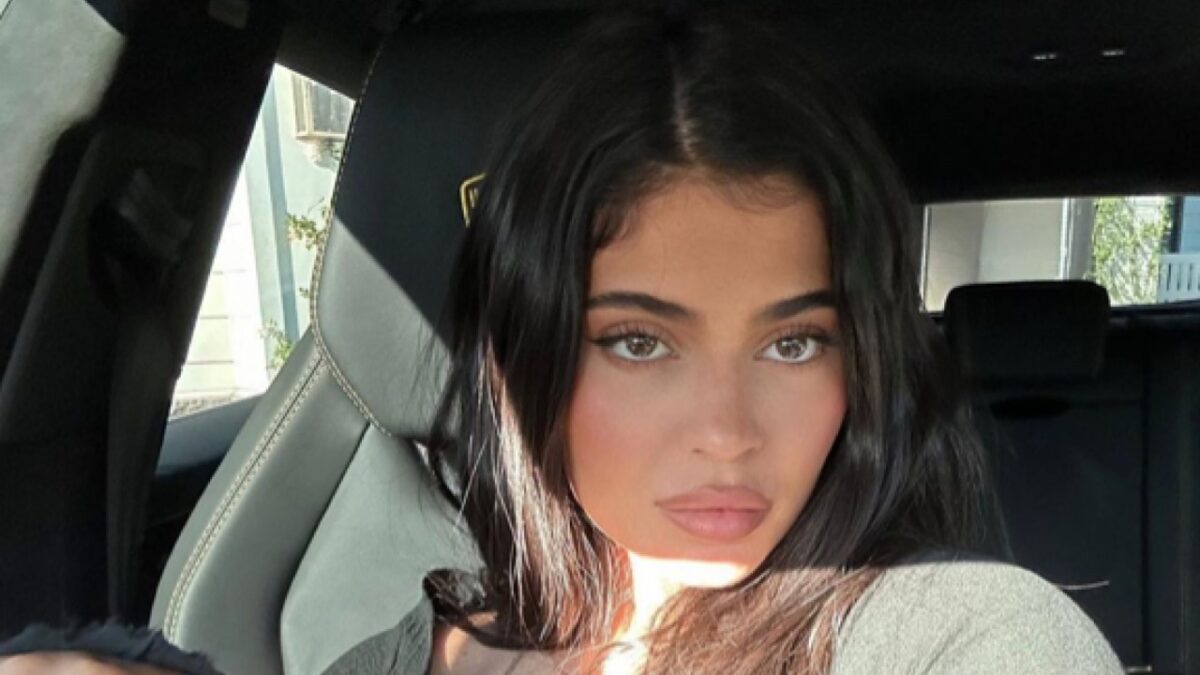 Kylie Jenner si rilassa a bordo piscina con il micro bikini! (FOTO)