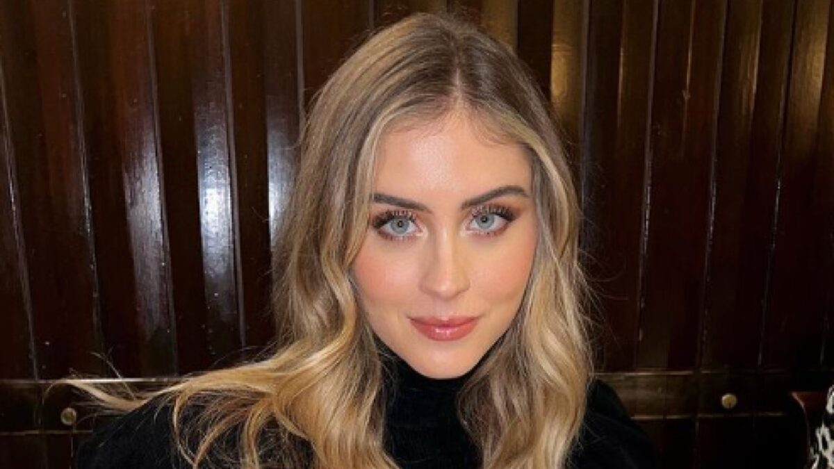 Valentina Ferragni, maxi fiocco che nasconde il décolleté e gonna inguinale per Natale