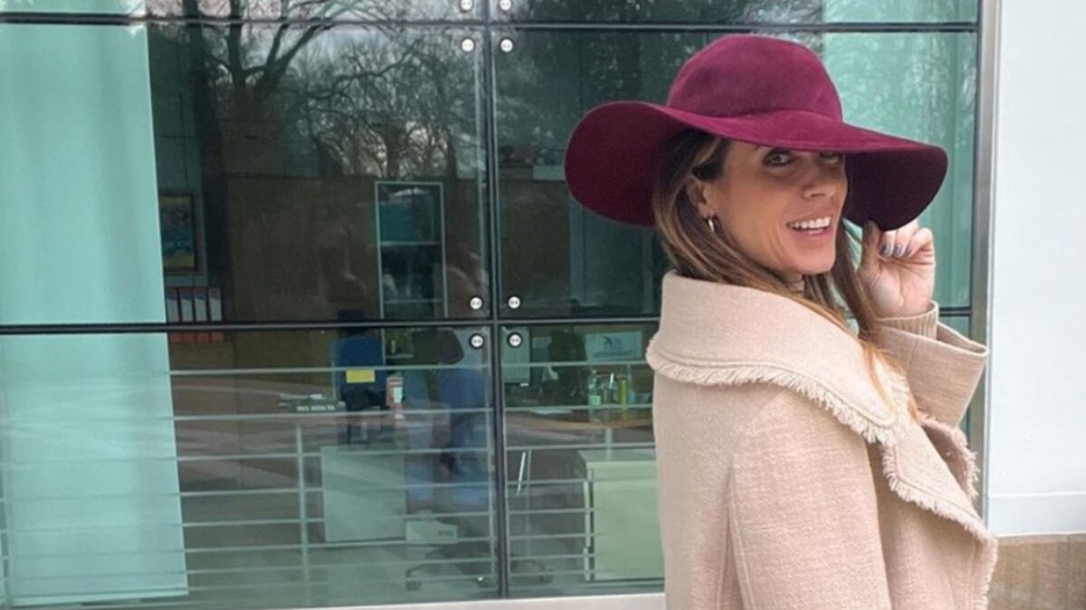 Elisabetta Canalis si trasforma in una vera lady! Ecco il look che ha fatto impazzire i fan (FOTO)