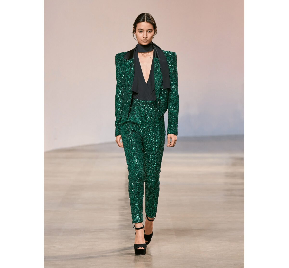 Galleria foto 'Giacche e Blazer con paillettes: 13 Capi sparkling per illuminare il tuo Capodanno' - foto 1