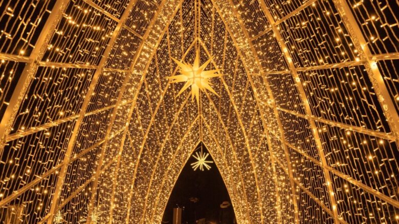 102 Pezzi Bastoncini LED, Bastoncini Luminosi in Schiuma a LED, Multicolore Bastoncini Luminosi, Bacchetta Luminosa Fluorescenti, 3 modalità lampeggianti, per feste di compleanno, Halloween, Natale