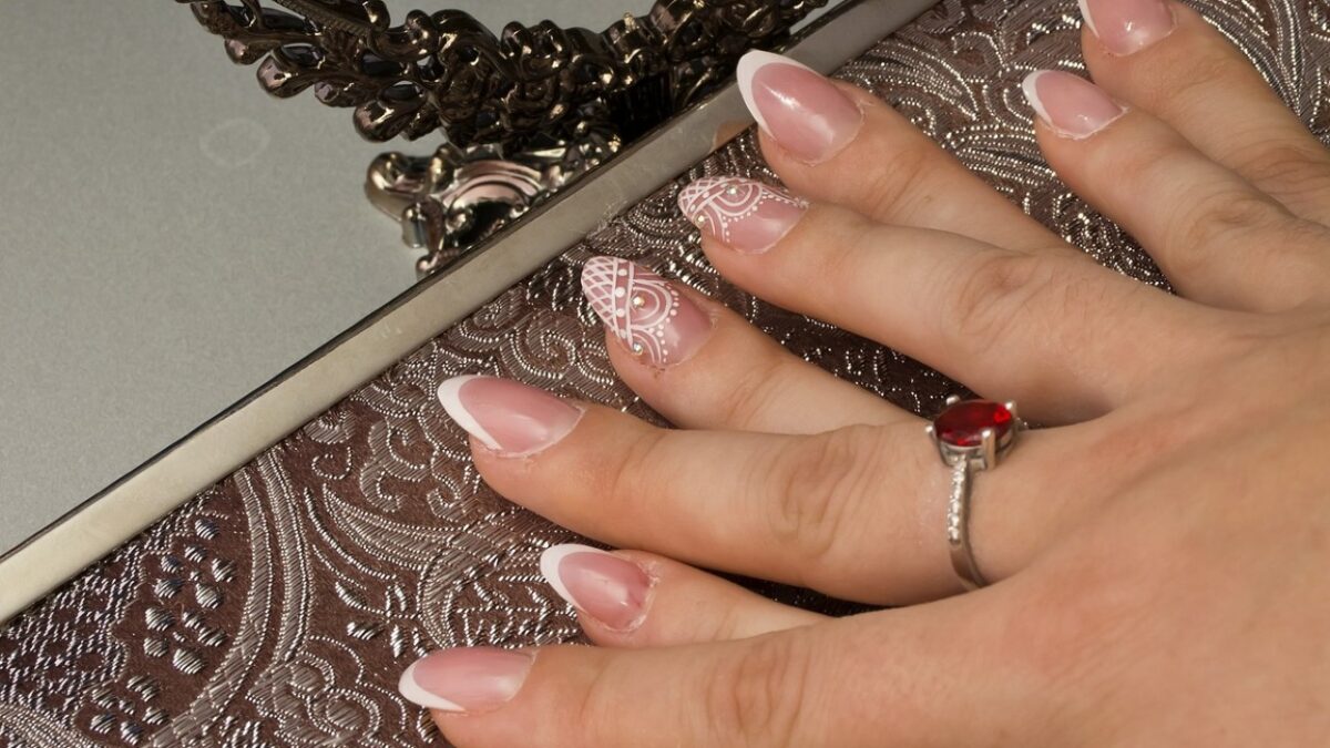 5 elegant Manicures in shades of White for a stylish Christmas!