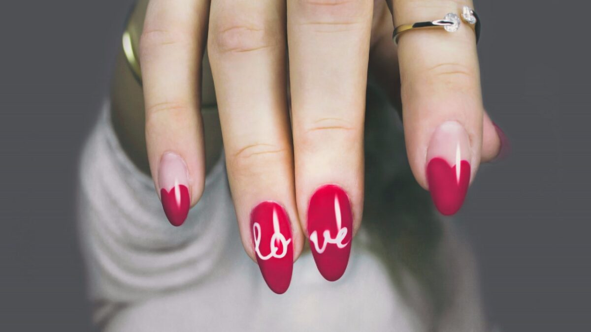 6 Manicure “stellari” per la notte di Natale. Idee da copiare!