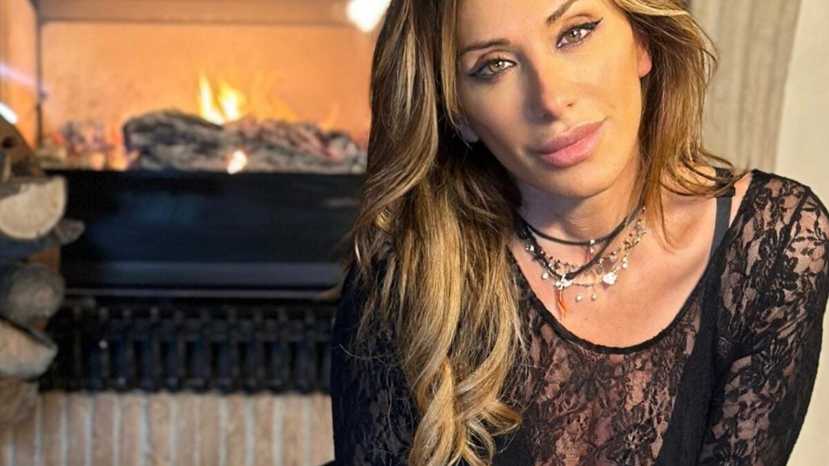 Sabrina Salerno, foto hot con la tutina di pizzo aderente