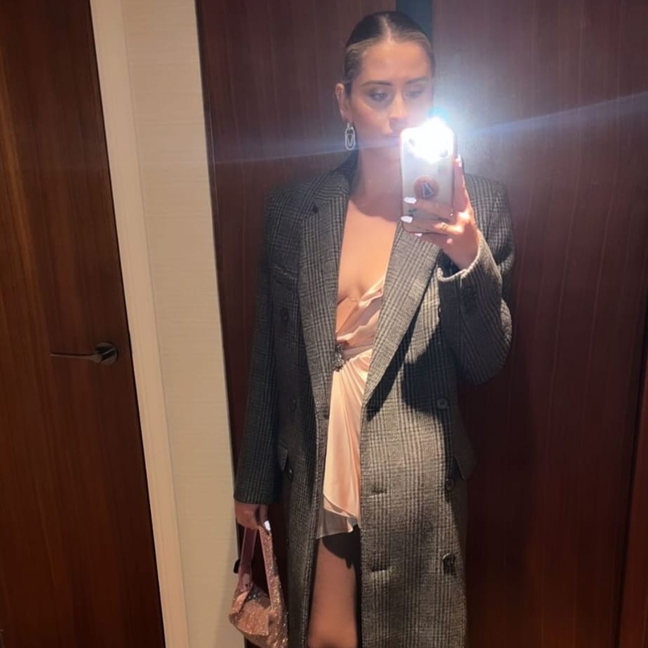 Galleria foto 'Valentina Ferragni sfida il freddo con minidress e tacchi a spillo!' - foto 3