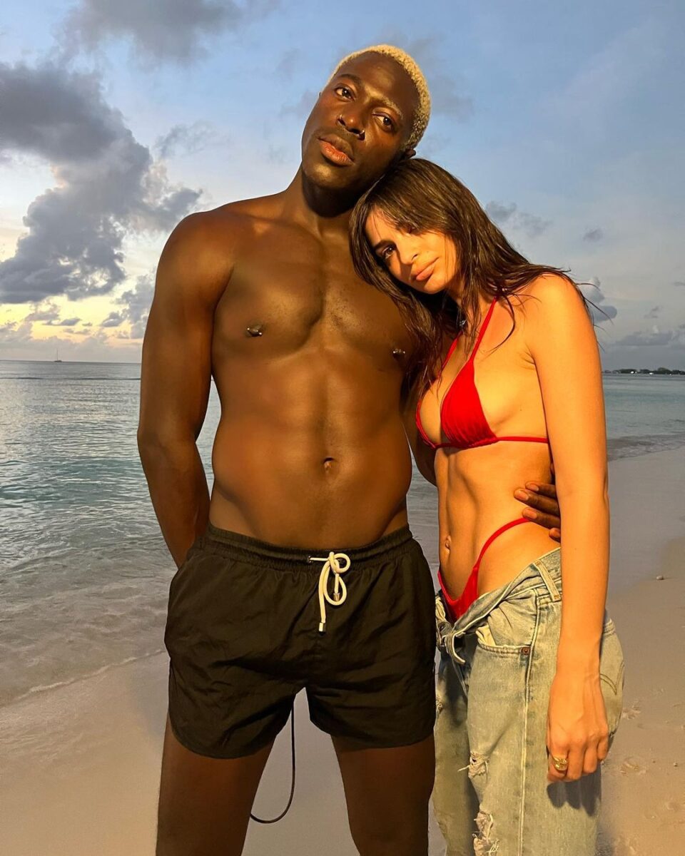 Galleria foto 'Emily Ratajkowski bomba sexy col bikini striminzito' - foto 2
