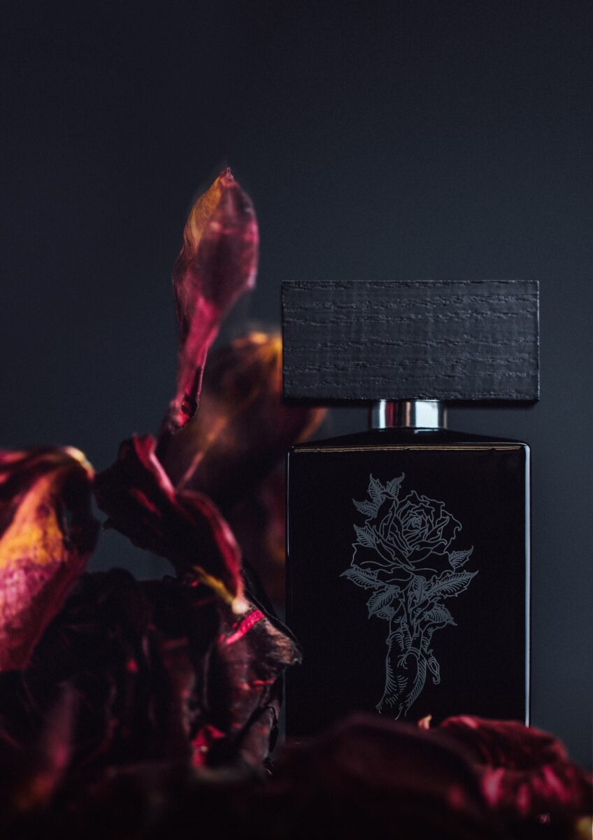 Galleria foto '7 Proposte Profumi e Skincare ispirate al Pantone 2023 Viva Magenta' - foto 8