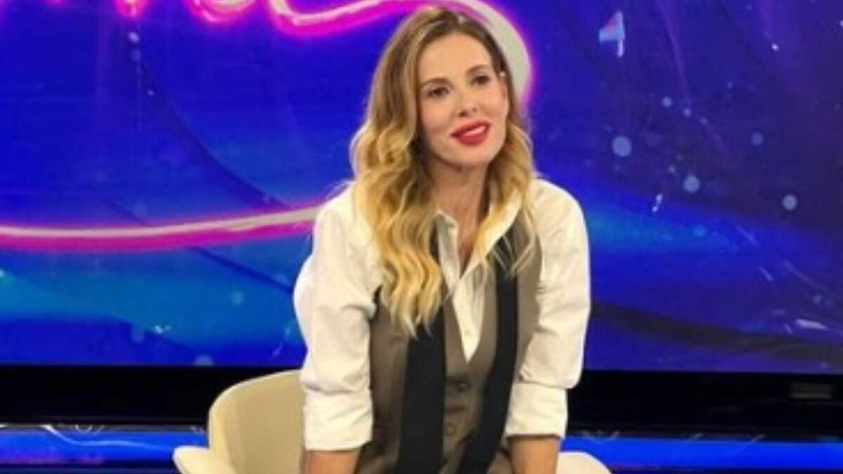 Alessia Marcuzzi, attesissimo ritorno in tv: look “mannish” gilet e cravatta