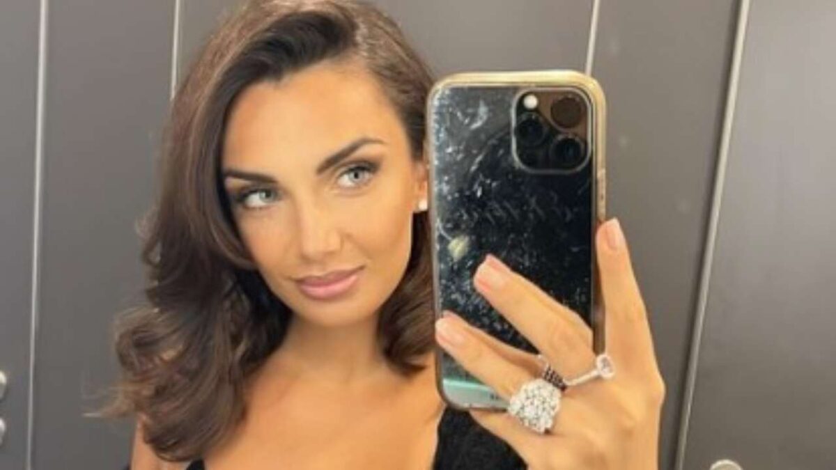 Elettra Lamborghini, look Sexy e audace: brilla con la pioggia di cristalli