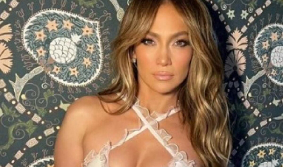 Jennifer Lopez, look audace di soli cristalli: l’abito trasparente lascia intravedere tutto