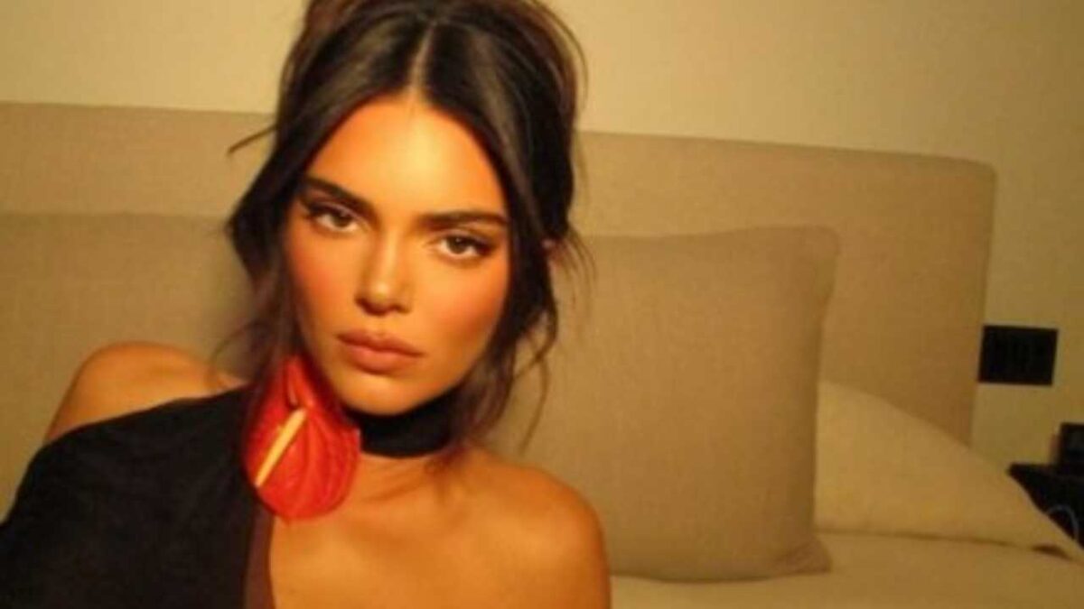 Kendall Jenner stupisce ancora con il Naked dress: le trasparenze lasciano intravedere tutto!