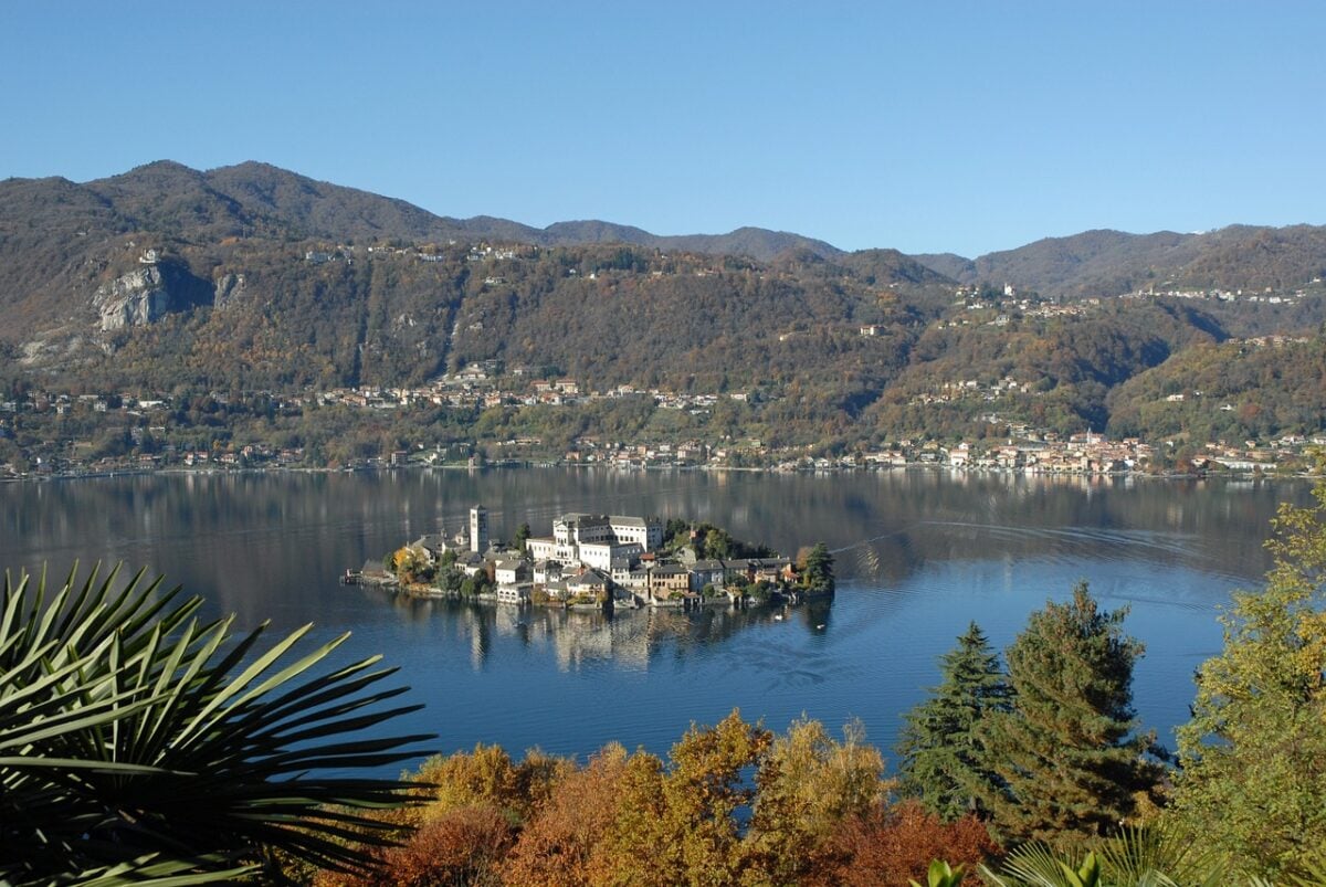 Lago d'Orta isola