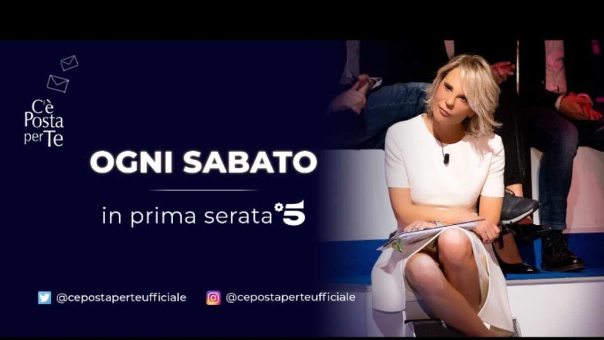 Maria De Filippi, mini dress e look total white: outfit mozzafiato per C’è Posta per te