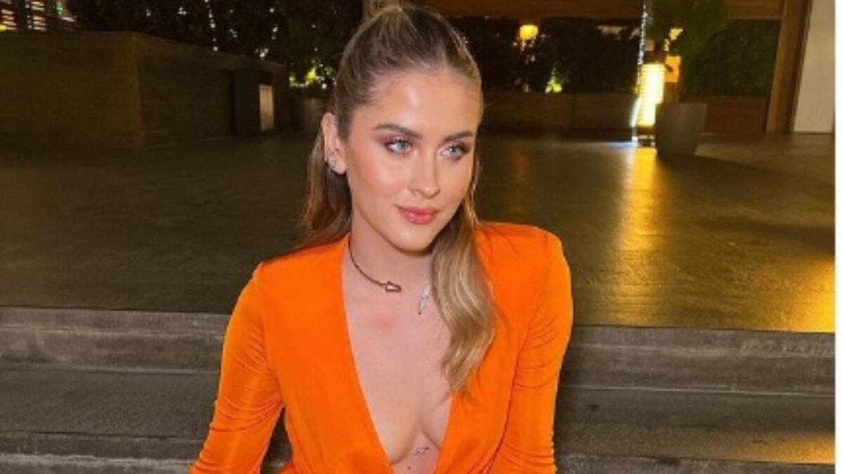 Valentina Ferragni inizia l’anno in Blu, la maxi scollatura fa sognare i Fan