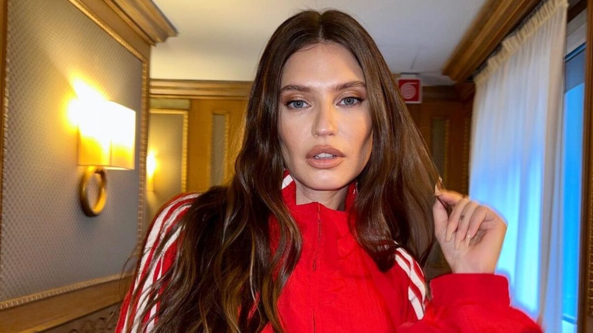 Bianca Balti sexy ballerina di pole dance, i pantaloni mettono in mostra il lato B!