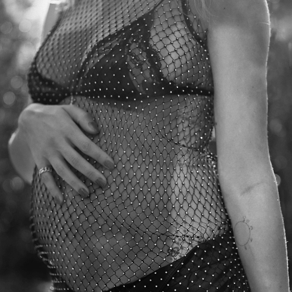 Galleria foto 'Cristina Marino in vacanza a Dubai: il bikini mette in evidenza il pancione' - foto 2